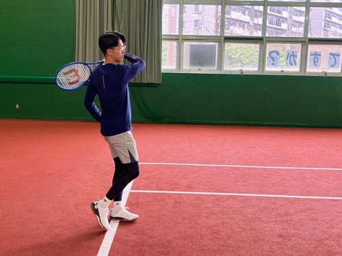 テニスをしている小松田啓介